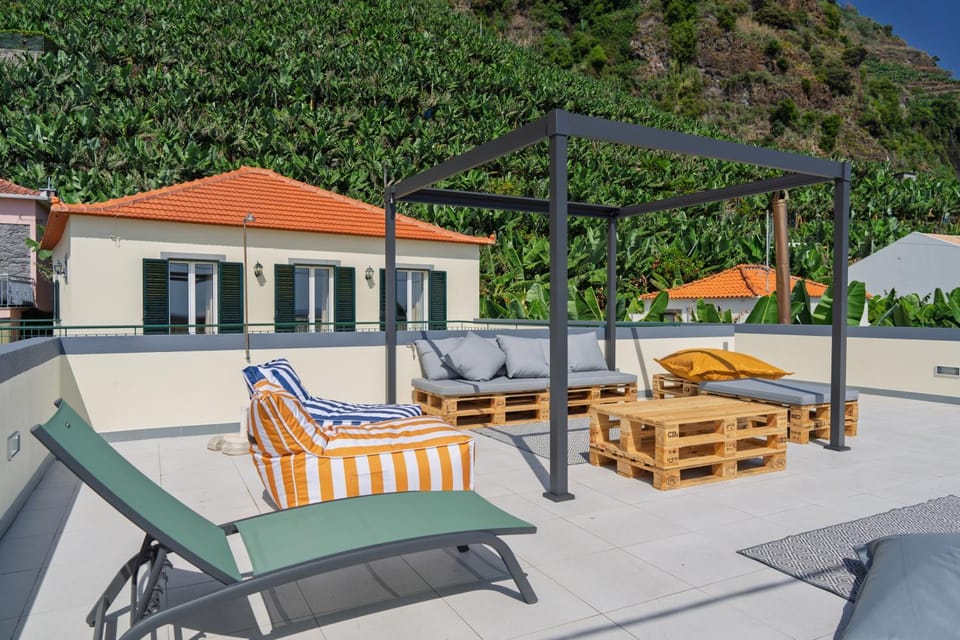 Property building, Patio, Day, Natural landscape, Mountain view, sunbed