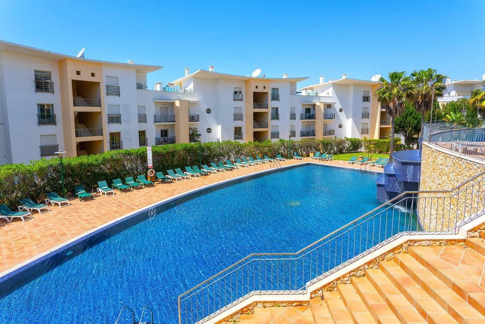 Property building, Communal lounge/ TV room, Day, Pool view, Swimming pool, sunbed