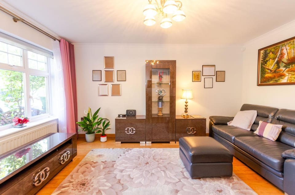 A Riverside Paradise in The City w Garden and Free Parking - A 2 Bed Home in London Sleeps 4! House in London