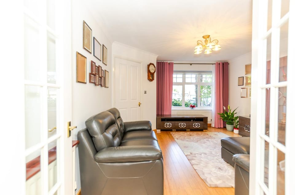 A Riverside Paradise in The City w Garden and Free Parking - A 2 Bed Home in London Sleeps 4! House in London