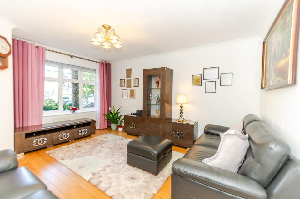 A Riverside Paradise in The City w Garden and Free Parking - A 2 Bed Home in London Sleeps 4! House in London