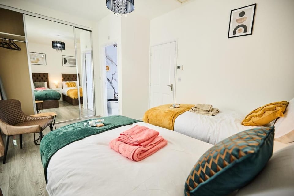 Bed, Bedroom, towels