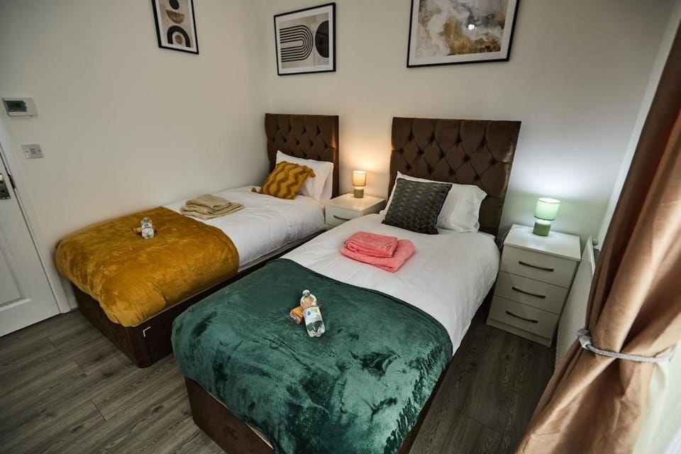Bed, Bedroom, towels