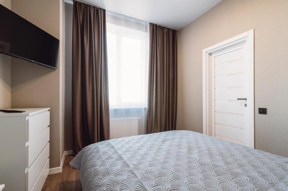 Aquamarine 2-BD Sea View 100 Apartment in Odessa