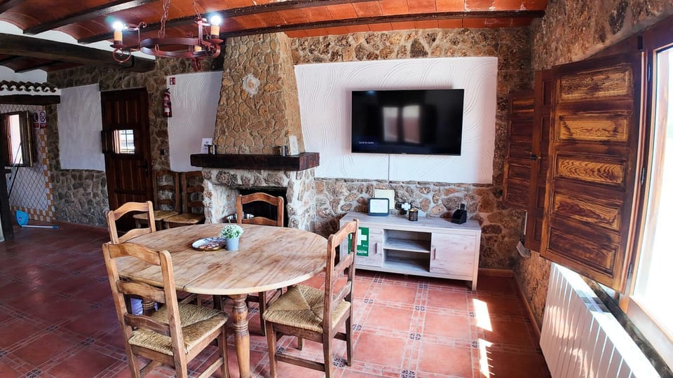 TV and multimedia, Kitchen or kitchenette, Living room, Seating area, Dining area