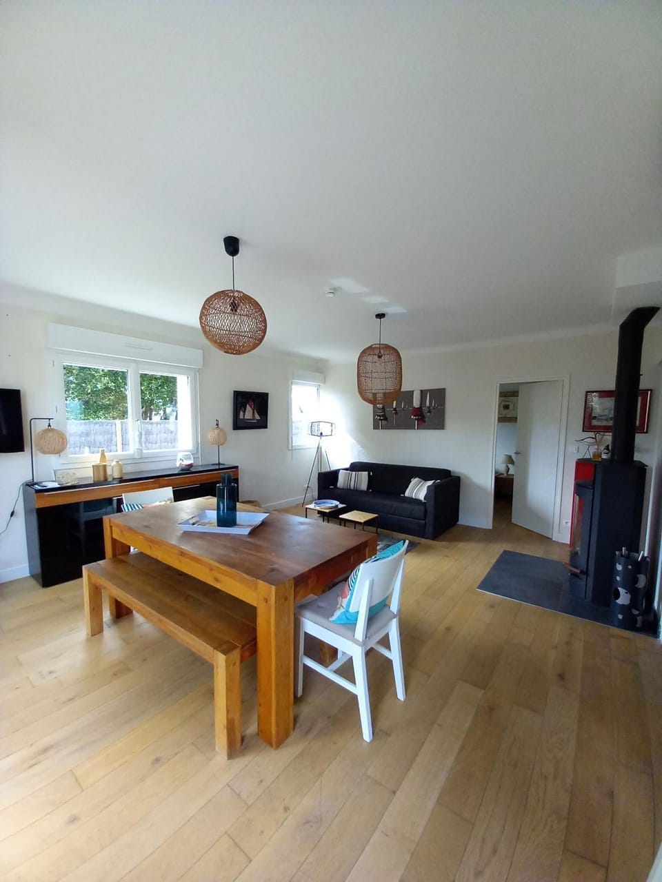 TV and multimedia, Living room, Seating area, Dining area