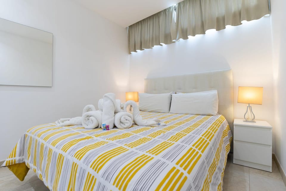 Bed, Photo of the whole room, Bedroom, towels