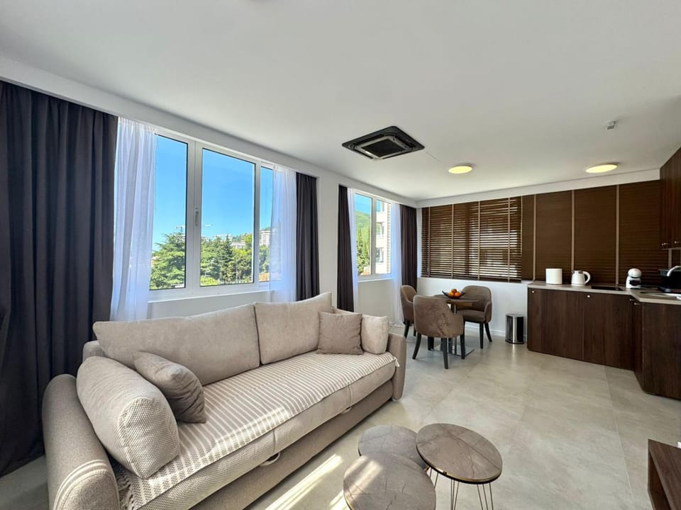 Kitchen or kitchenette, Seating area, Dining area
