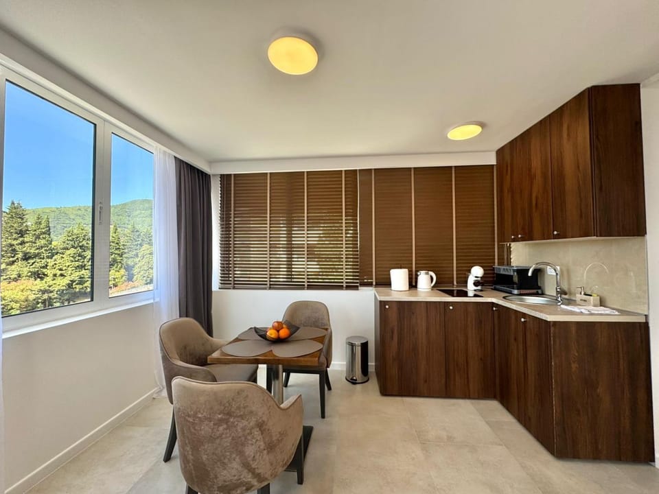 Coffee/tea facilities, Kitchen or kitchenette, Dining area