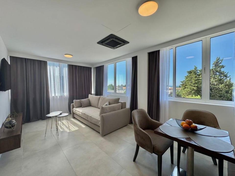 TV and multimedia, Living room, Seating area, Dining area