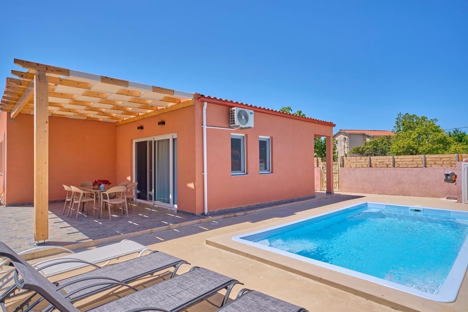 Property building, Patio, Day, Pool view, Swimming pool, sunbed