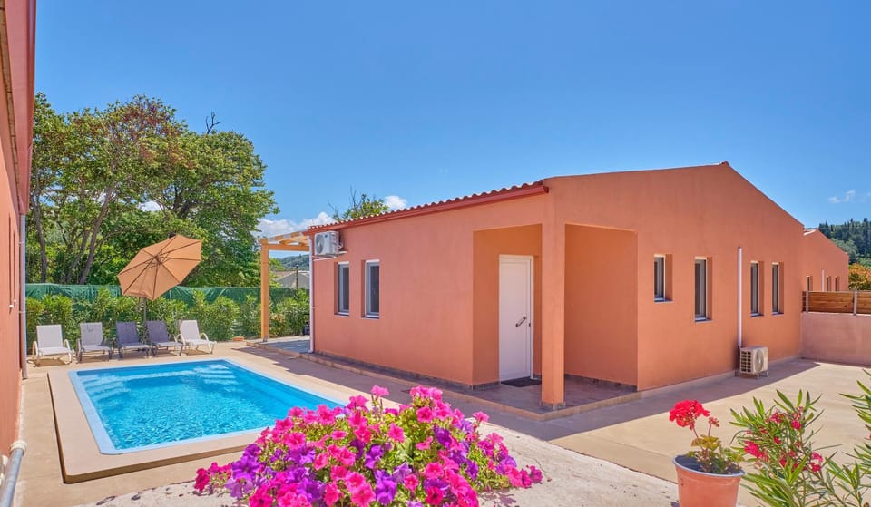 Property building, Patio, Day, Pool view, Swimming pool, sunbed