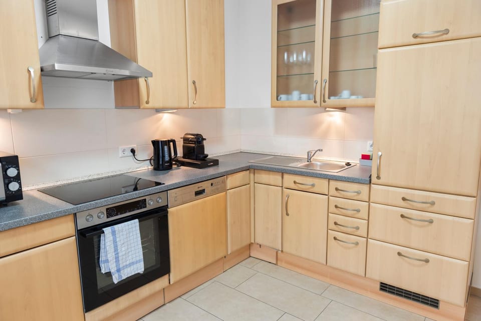 Coffee/tea facilities, Kitchen or kitchenette, dishwasher, stove