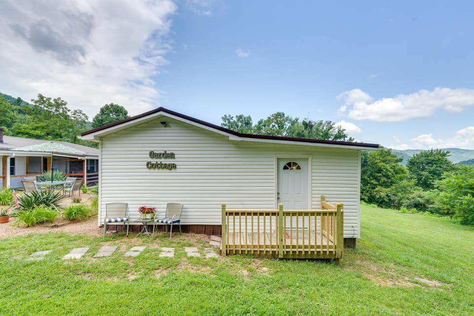 'The Garden Cottage' w/ Yard & Views in Erwin! House in Banner Hill