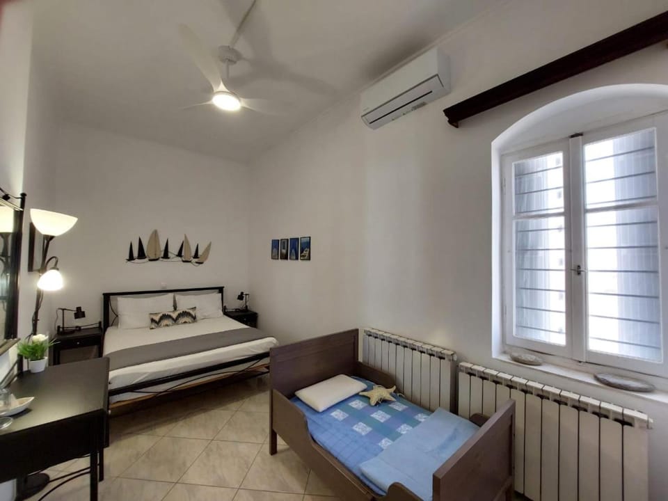 Bed, Photo of the whole room, Bedroom, air conditioner