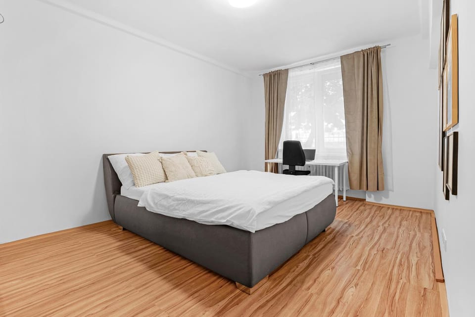 Spacious 3BR Apt by Bus station Nivy Mall with AC Apartment in Bratislava