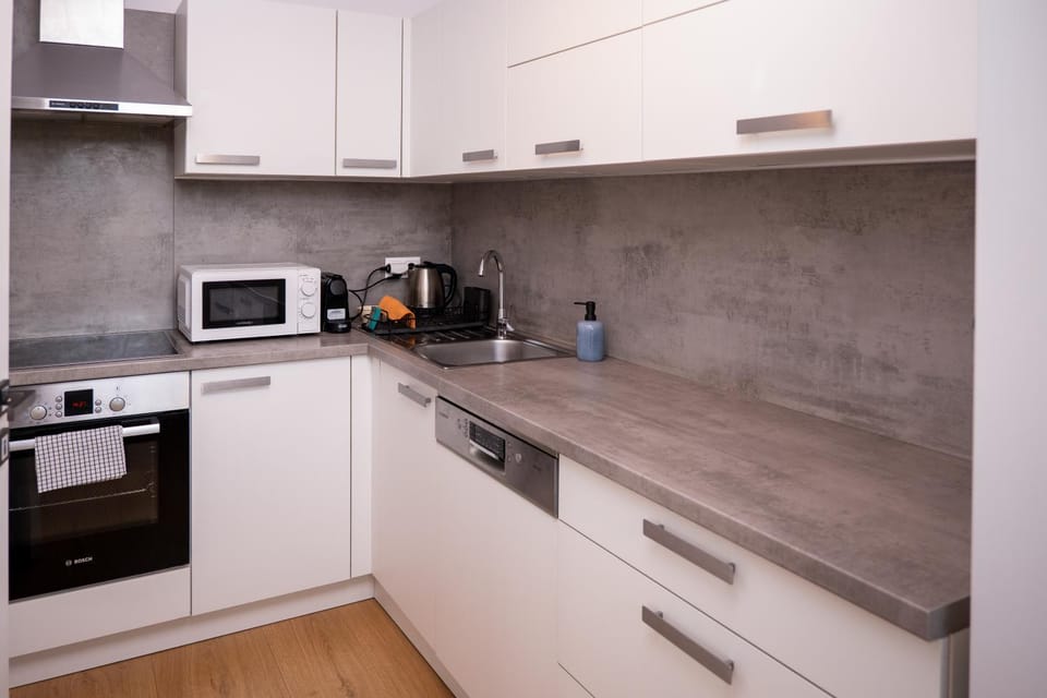Coffee/tea facilities, Kitchen or kitchenette, dishwasher, microwave, oven, stove, stove, kitchen, kitchen