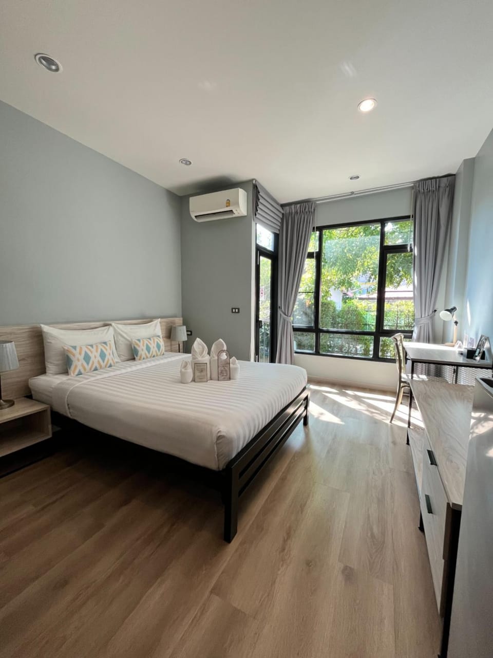 Bed, Photo of the whole room, Seating area, Bedroom, air conditioner