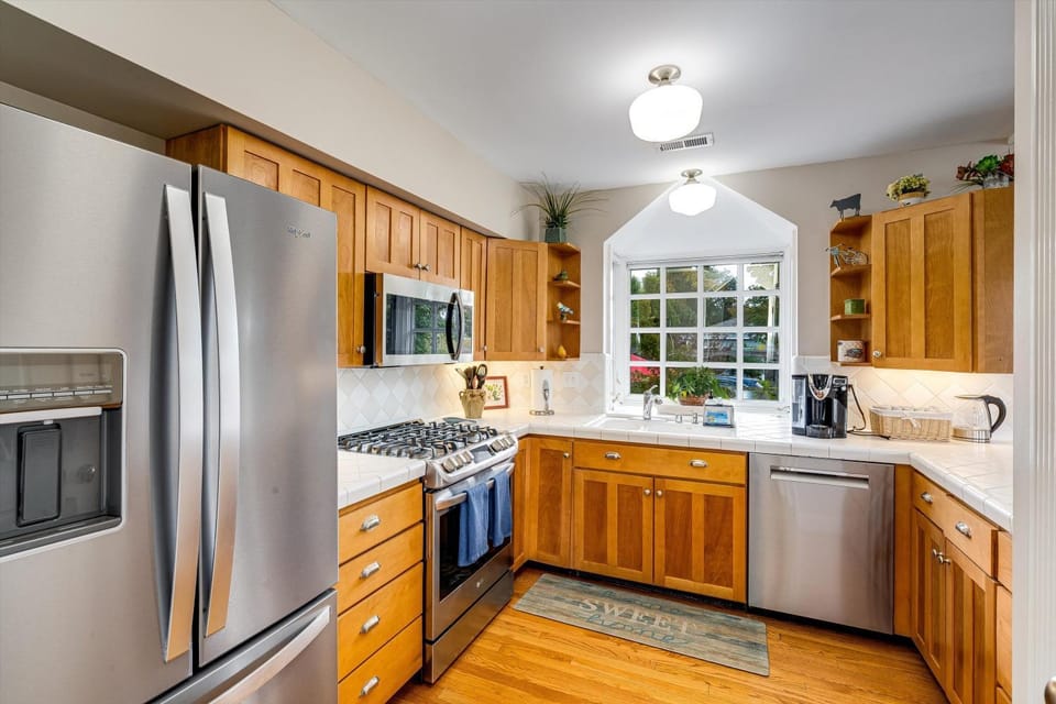 The Heart of Sonoma Plaza, Stylish 1877 Victorian House in Sonoma