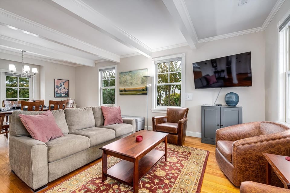 The Heart of Sonoma Plaza, Stylish 1877 Victorian House in Sonoma