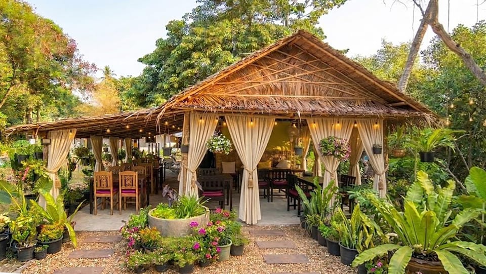 Property building, Patio, Restaurant/places to eat, Spring, Day, Natural landscape, Garden, Garden view