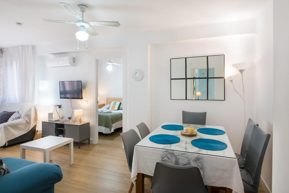 Communal lounge/ TV room, TV and multimedia, Living room, Seating area, Dining area, air conditioner