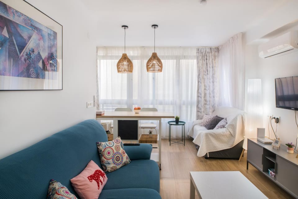 Communal lounge/ TV room, TV and multimedia, Living room, Seating area, air conditioner