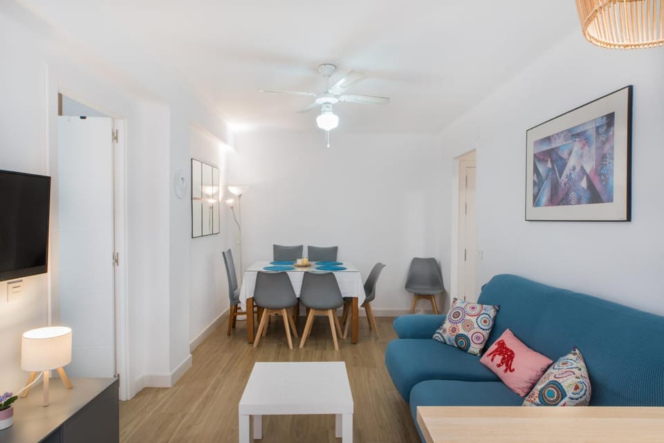 Communal lounge/ TV room, TV and multimedia, Living room, Seating area, Dining area