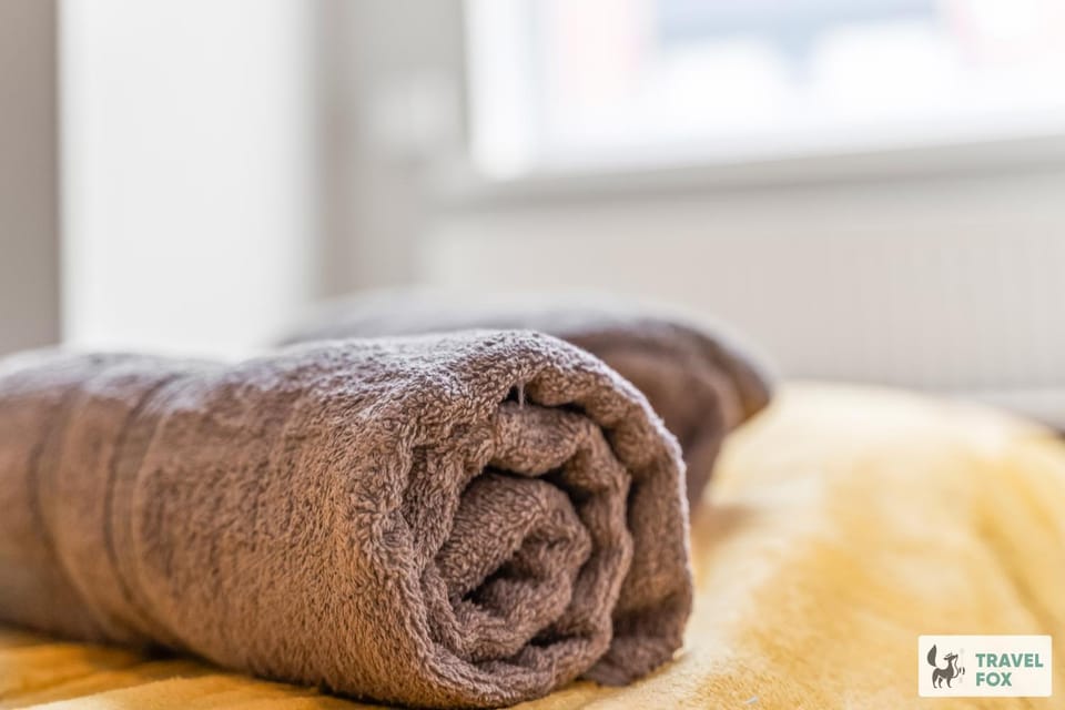 Bed, Bedroom, towels