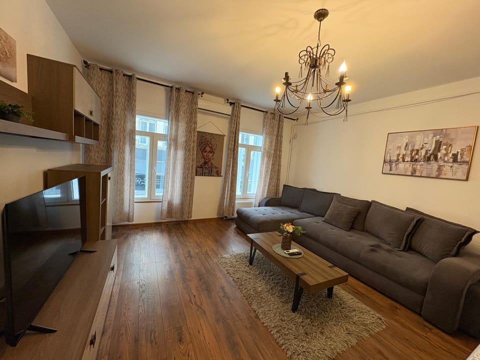 Bohemian Cozy Eight Apartment in Bucharest