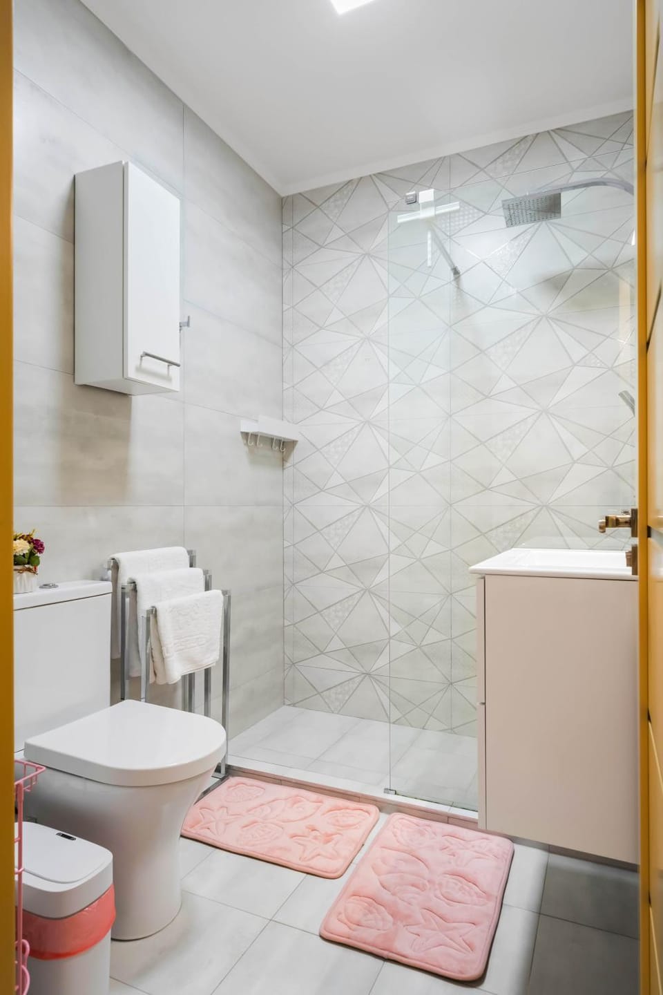 Shower, Toilet, Bathroom, towels