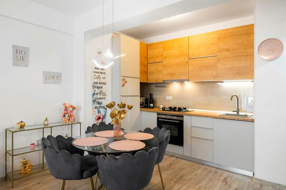 Kitchen or kitchenette, Dining area, oven, stove