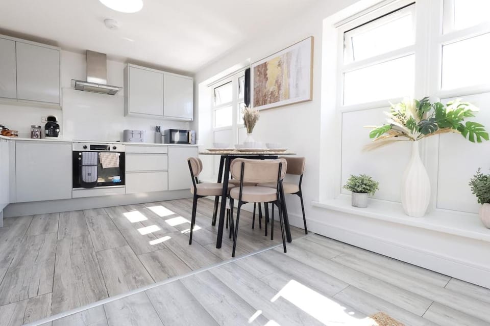 10 off weekly, 20 off Monthly - free parking Apartment in Cardiff