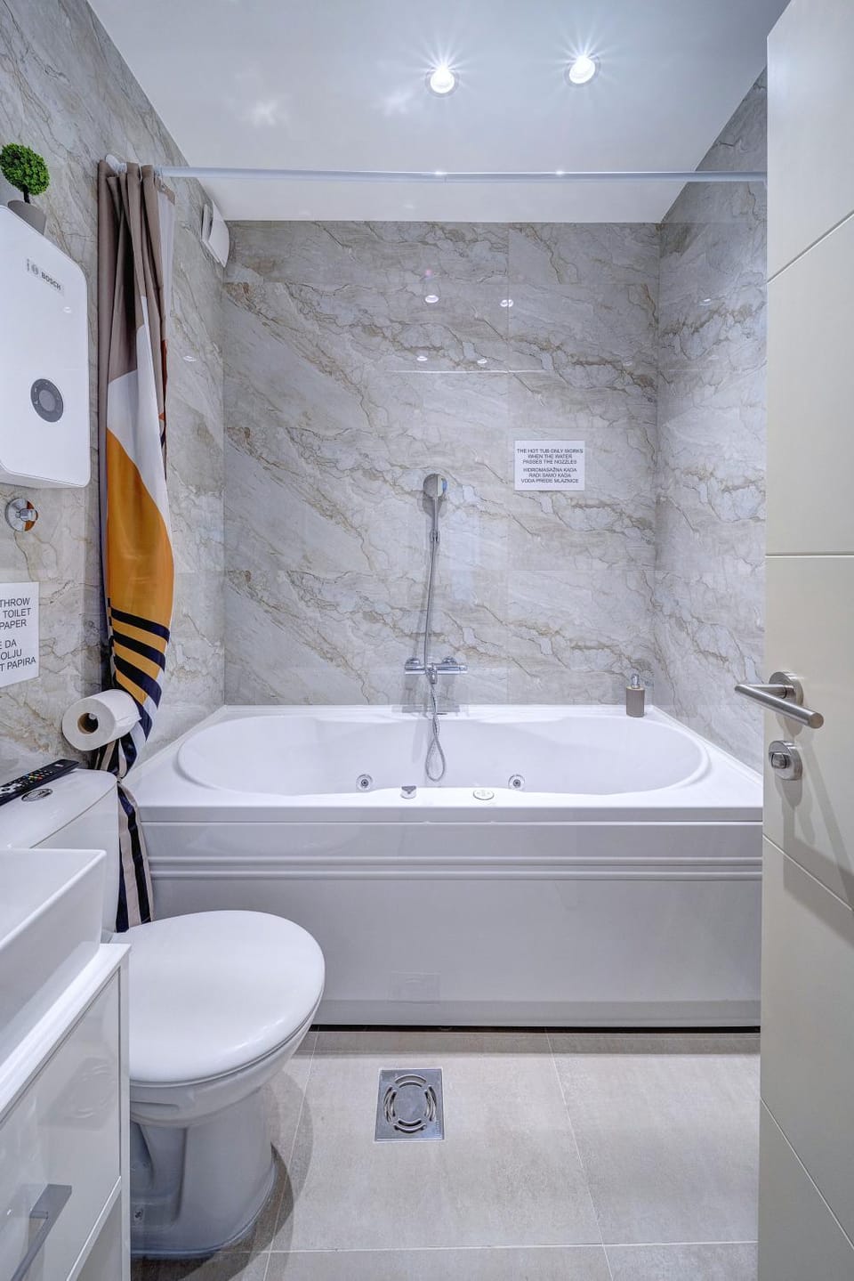Shower, Toilet, Hot Tub, Bathroom, Bath, towels