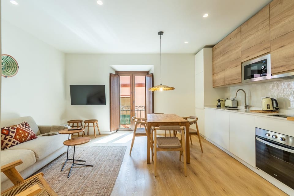 TV and multimedia, Coffee/tea facilities, Kitchen or kitchenette, Living room, Seating area, oven, toaster