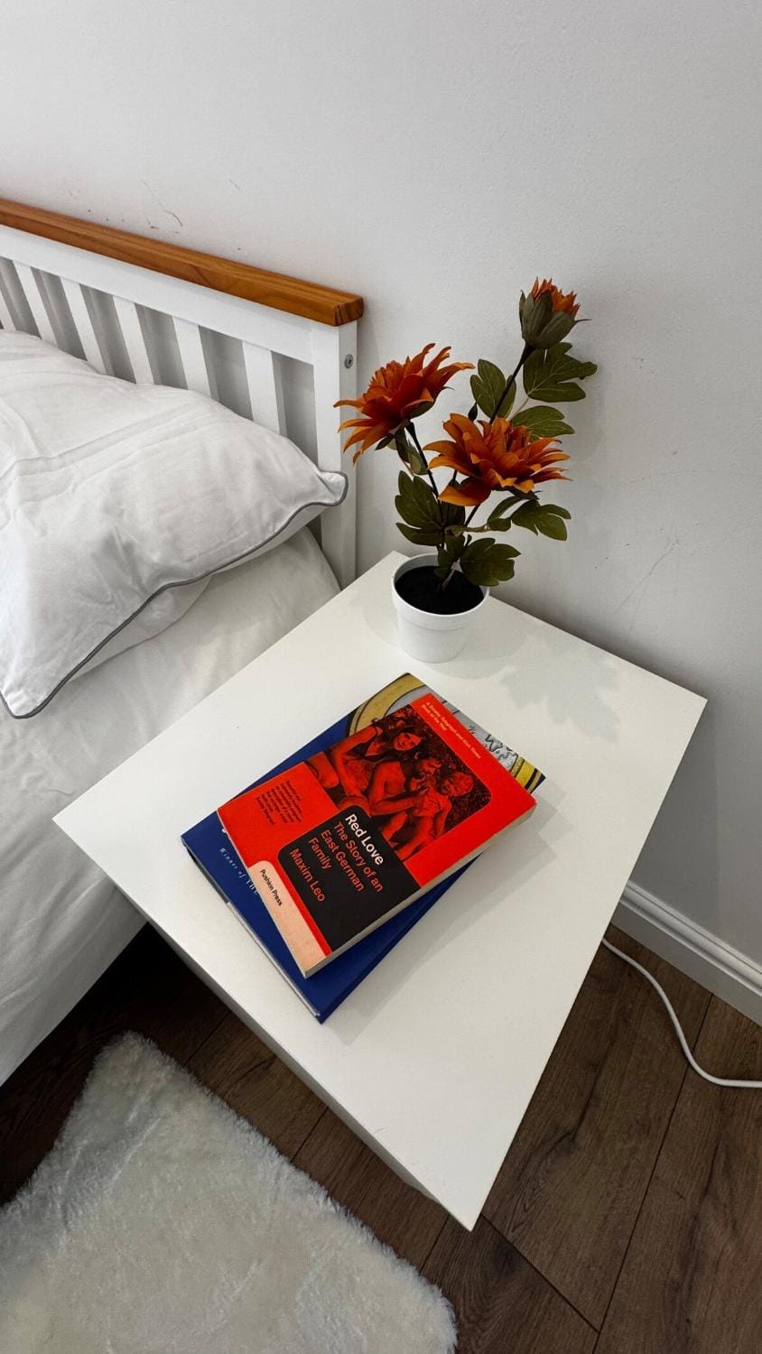 Bed, Decorative detail, Bedroom, Entertainment