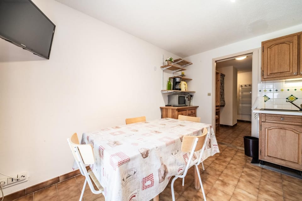 Property building, Kitchen or kitchenette, Living room