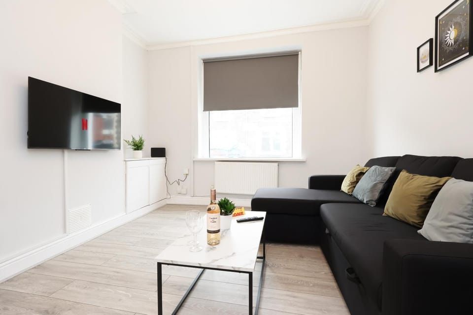 15 off weekly and off 20 Monthly - free parking House in Cardiff