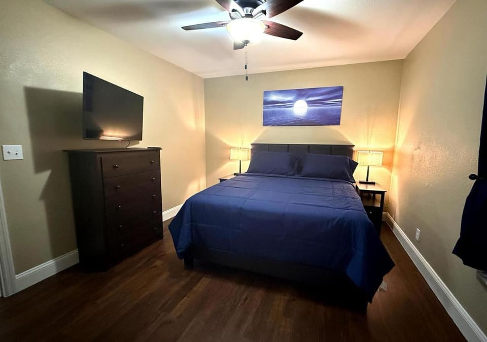 Bed, TV and multimedia, Bedroom