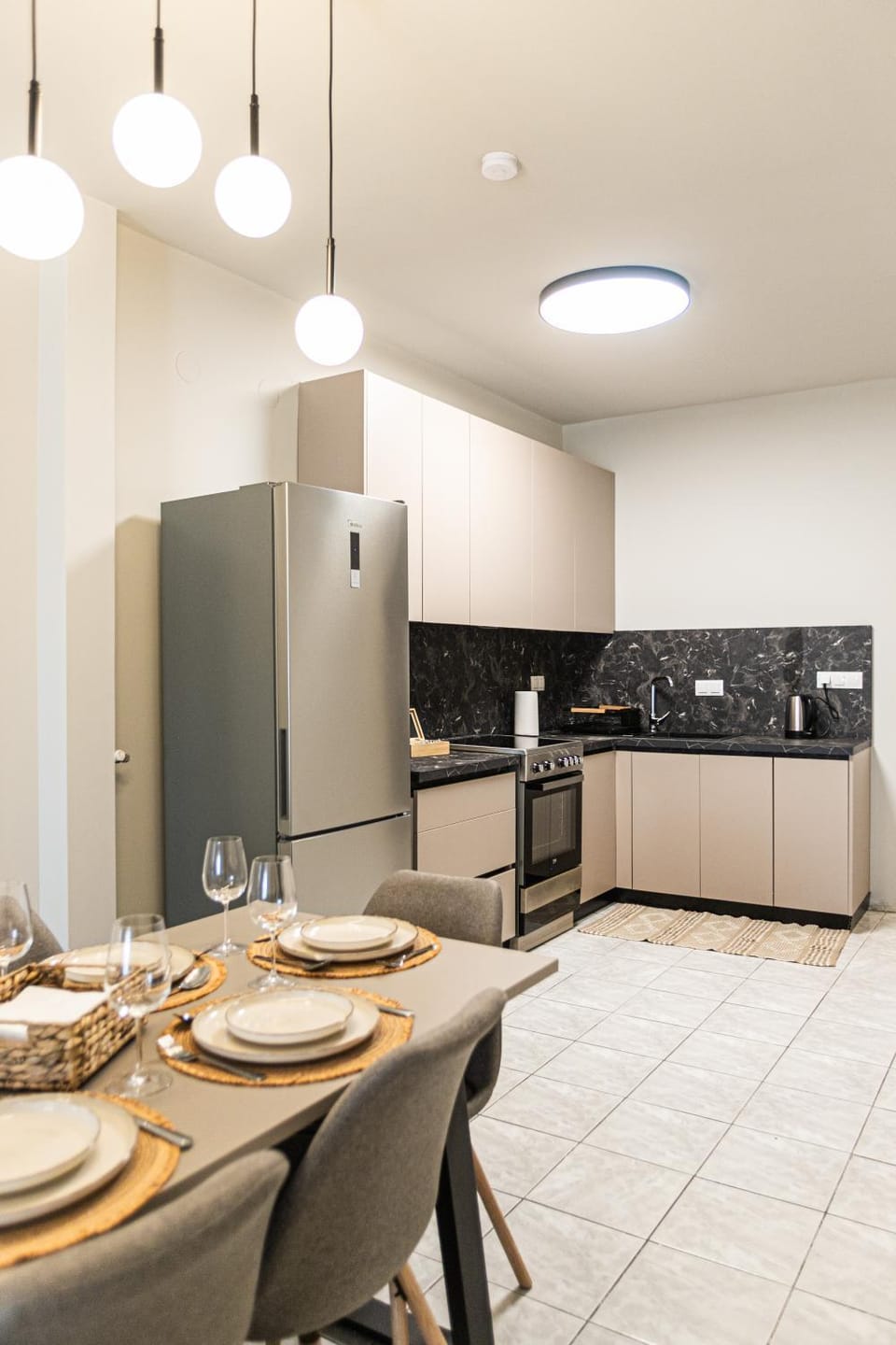 Kitchen or kitchenette, Dining area