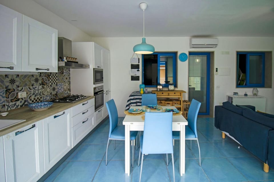 Living room, Seating area, Dining area, oven, kitchen