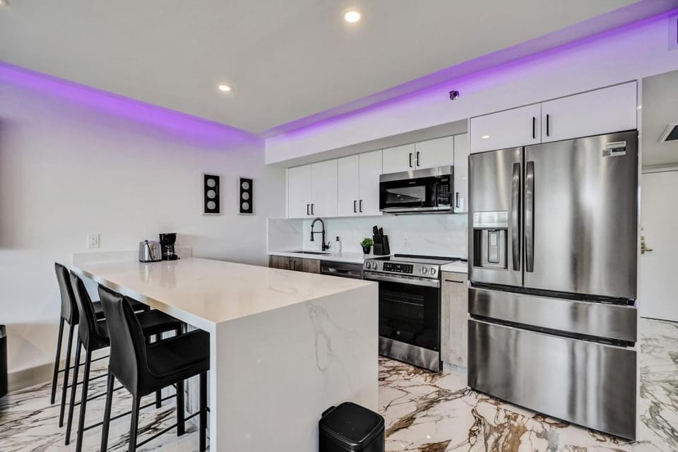 Luxury Beachside 3BR 3BA Condo Resort Amenities Pools Gym and Sauna 620 Apartment in Miami Beach