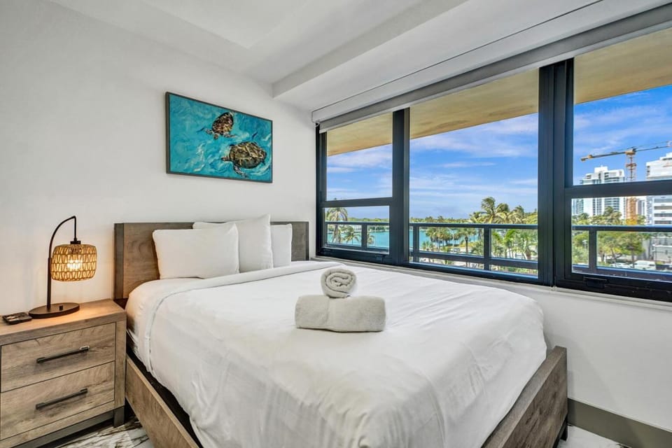 Luxury Beachside 3BR 3BA Condo Resort Amenities Pools Gym and Sauna 620 Apartment in Miami Beach