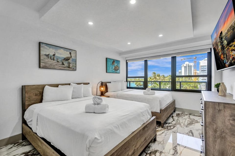 Luxury Beachside 3BR 3BA Condo Resort Amenities Pools Gym and Sauna 620 Apartment in Miami Beach