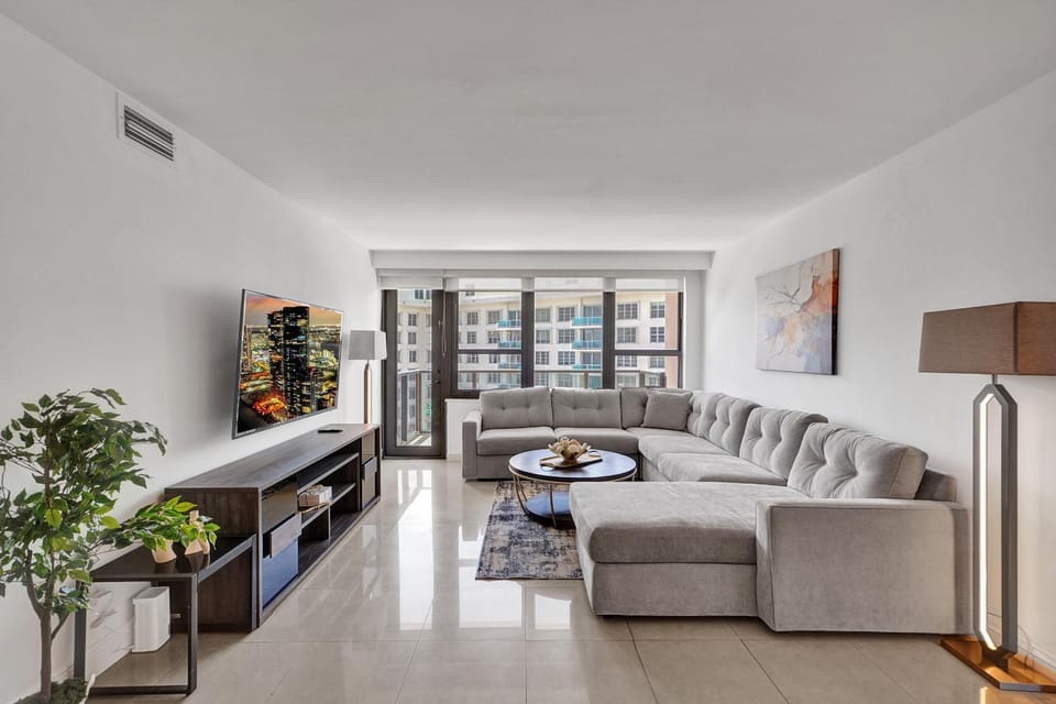 Modern Beach Retreat 2BR and 2BA Pools, Sauna, Gym Oceanfront Building 1615 Apartment in Miami Beach