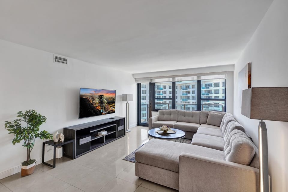 Modern Beach Retreat 2BR and 2BA Pools, Sauna, Gym Oceanfront Building 1615 Apartment in Miami Beach