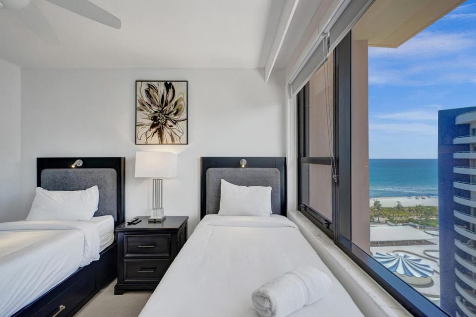 Modern Beach Retreat 2BR and 2BA Pools, Sauna, Gym Oceanfront Building 1615 Apartment in Miami Beach