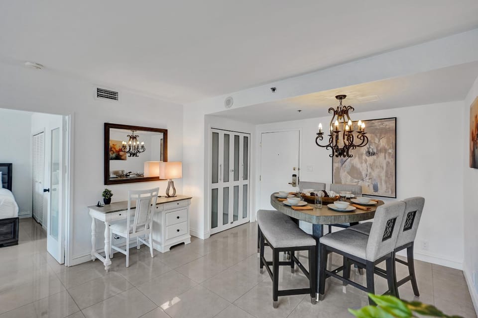 Modern Beach Retreat 2BR and 2BA Pools, Sauna, Gym Oceanfront Building 1615 Apartment in Miami Beach