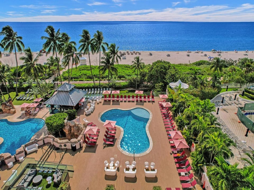 Modern Beach Retreat 2BR and 2BA Pools, Sauna, Gym Oceanfront Building 1615 Apartment in Miami Beach