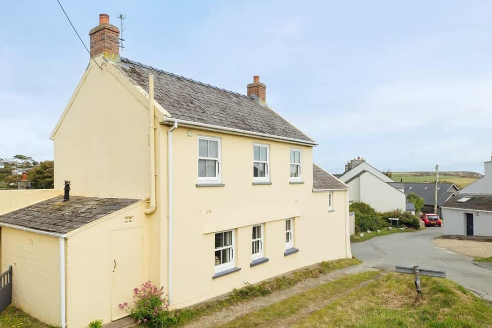 Charming Upper Solva Cottage by Beaches and Harbour House in Saint Davids